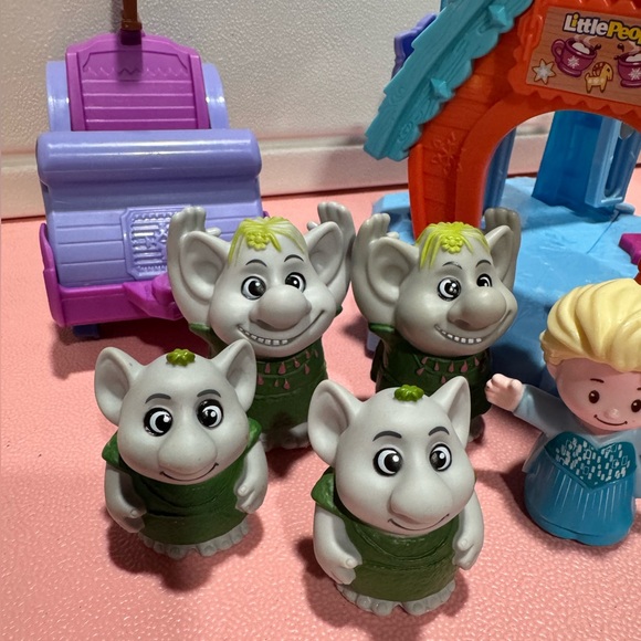 Frozen portable palace, parade cars, Olaf cafe and friends. - Picture 2 of 13